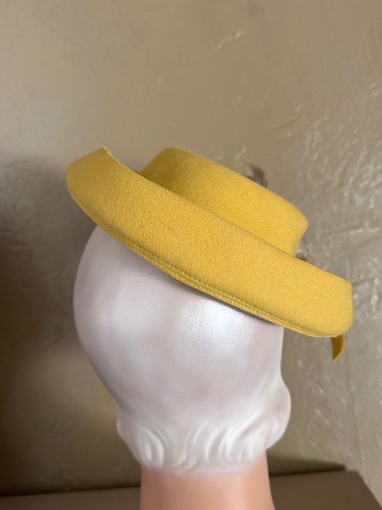 DAZZLING 1940s\' YELLOW FELT FEDORA - UPTURNED 2 PIECE BRIM+ IVORY/BROWN FEATHERS main image 9